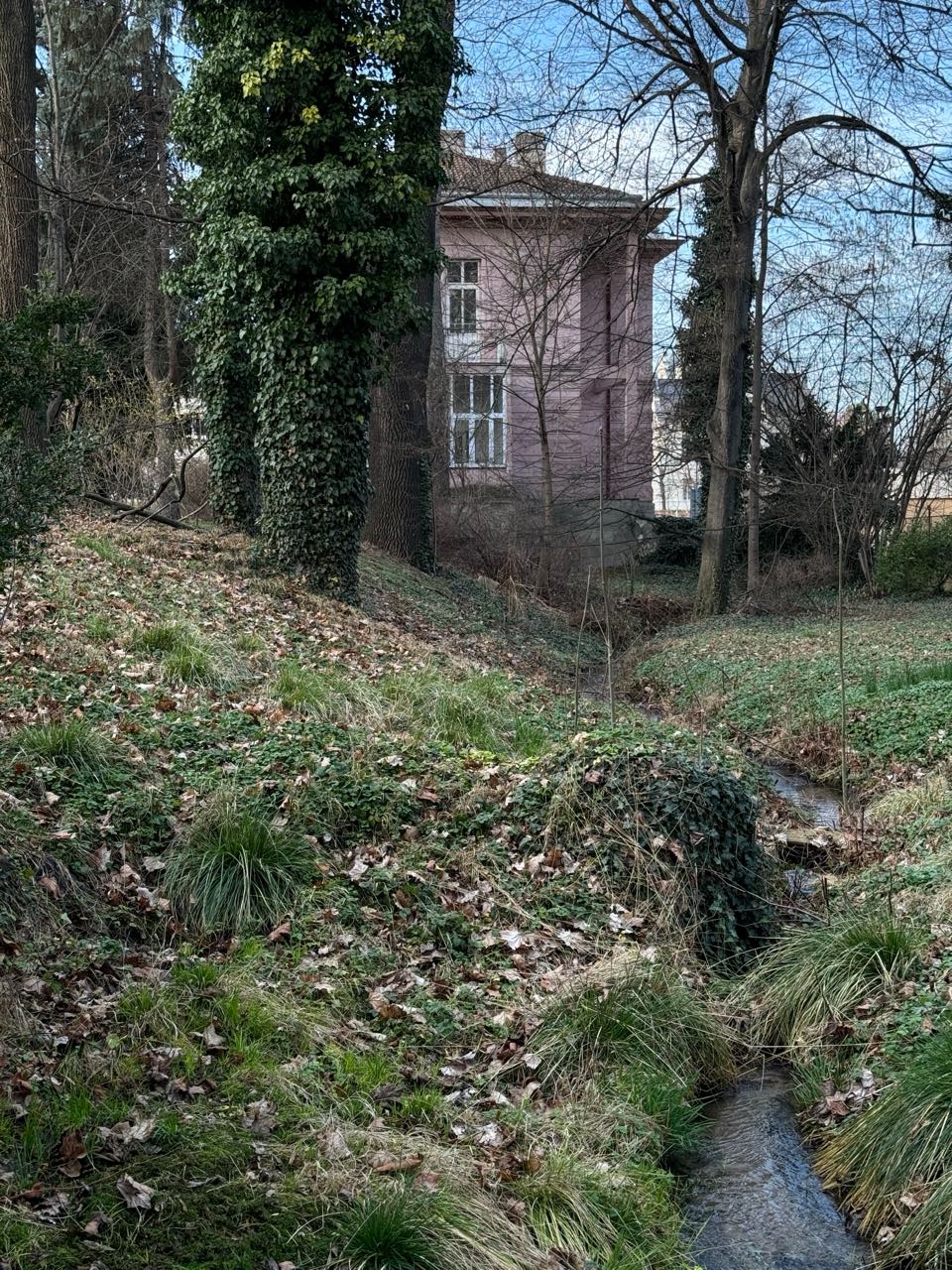 Růžová vila Anna v parku Tuscula
